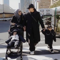 Aurel Hermansyah dan keluarganya memilih bertolak ke Jepang untuk menutup tahun 2024. Melalui akun Instagram pribadinya Aurel membagikan momen keseruan liburannya tersebut. Foto: Instagram/@aurelie.hermansyah/@ashanty_ash/@aaliyah.massaid