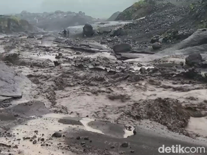 Semeru Luncurkan Banjir Lahar Dingin ke Aliran Sungai Pronojiwo Lumajang