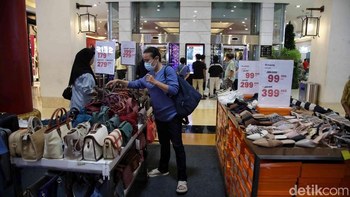 Berburu Diskon Akhir Tahun 2024 Menjelang akhir tahun 2024, sejumlah pusat perbelanjaan di Jakarta mengadakan diskon. Hal ini untuk menarik minat pembeli.