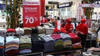 Barang-barang didiskon hingga 70 persen.  