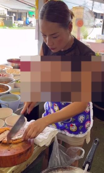 Berbusana Terlalu Seksi saat Jualan Pork Belly, Wanita Ini Dihujat