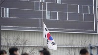 Bendera setengah tiang dikibarkan sebagai tanda berkabung. AP Photo/Lee Jin-man. 