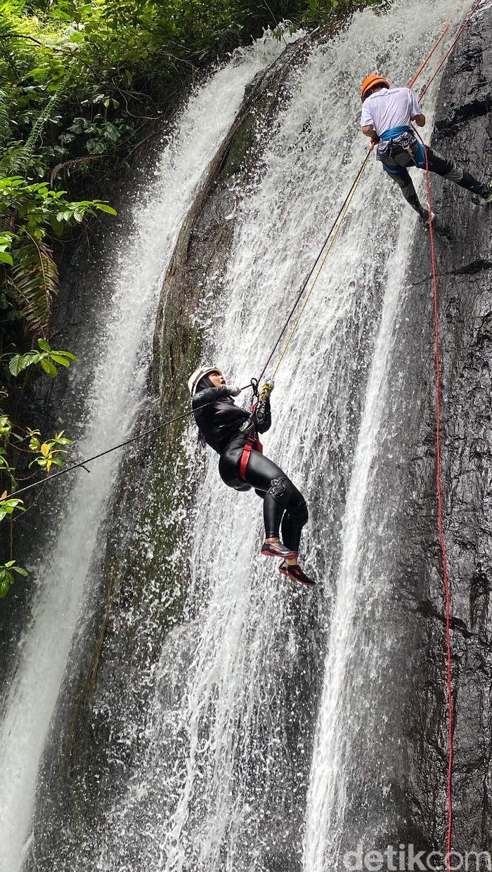 Canyoning atau canyoneering, olahraga petualangan yang menggabungkan hiking, panjat tebing, abseiling, berenang, hingga cliff jumping. Kini mulai dikenal di Bogor.