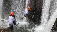 Curug Tebing memiliki daya tarik unik. Tebing yang melebar dan debit air yang stabil sepanjang tahun, bahkan di musim kemarau.  