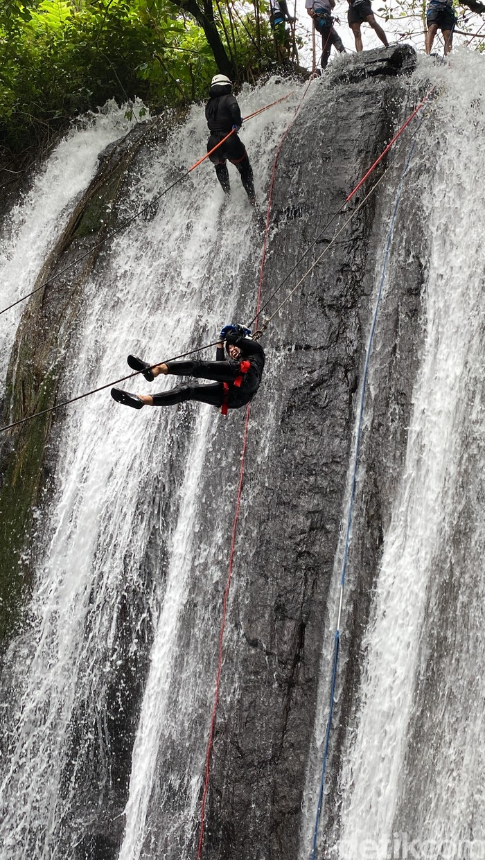 Canyoning atau canyoneering, olahraga petualangan yang menggabungkan hiking, panjat tebing, abseiling, berenang, hingga cliff jumping. Kini mulai dikenal di Bogor.