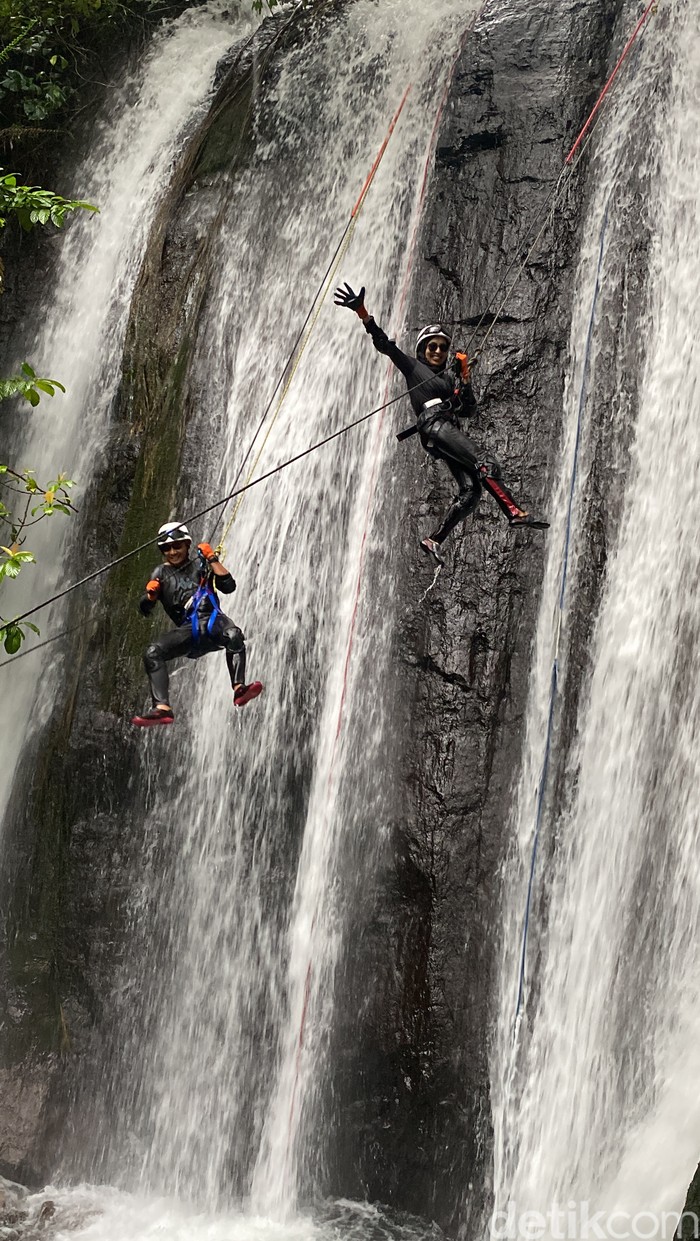 Canyoning atau canyoneering, olahraga petualangan yang menggabungkan hiking, panjat tebing, abseiling, berenang, hingga cliff jumping. Kini mulai dikenal di Bogor.