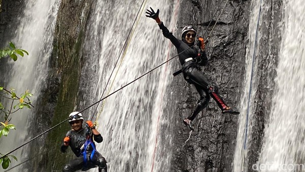 Berpetualang Lewat Canyoning di Gunung Menir Bogor