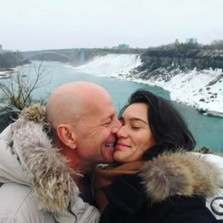 Otak Bruce Willis Diserang, Istri Lega Bukan Pernikahan Retak
