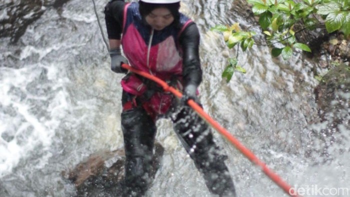 Canyoning atau canyoneering di Curug Tebing, Desa Ciasmara, Bogor