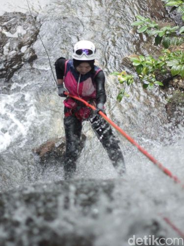 Canyoning atau canyoneering di Curug Tebing, Desa Ciasmara, Bogor