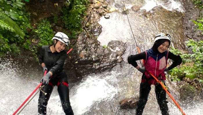 Canyoning atau canyoneering di Curug Tebing, Desa Ciasmara, Bogor