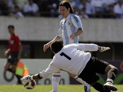 Carlos Erwin Arias. Messi punya 11 gol melawan Bolivia, tapi tidak satu pun yang dicetaknya ke gawang Arias. Pada empat kesempatan berhadapan, Messi tidak pernah bikin Arias memungut bola dari dalam gawangnya. Foto: AFP/JUAN MABROMATA