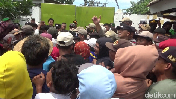 Demo warga di Yosowilangon di tambak udang diwarnai saling dorong