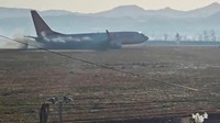 Pesawat Jeju Air tergelincir saat mendarat tanpa roda pendaratan pada pukul 9.03 pagi. Lee Geun-young via Reuters.