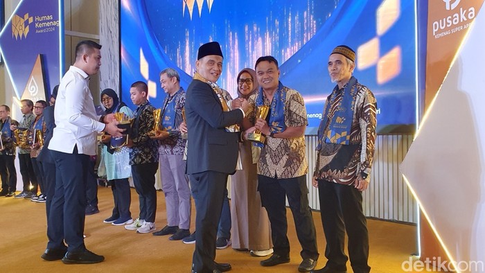 detikcom menerima penghargaan Humas Kemenag Award 2024, Senin (30/12/2024).