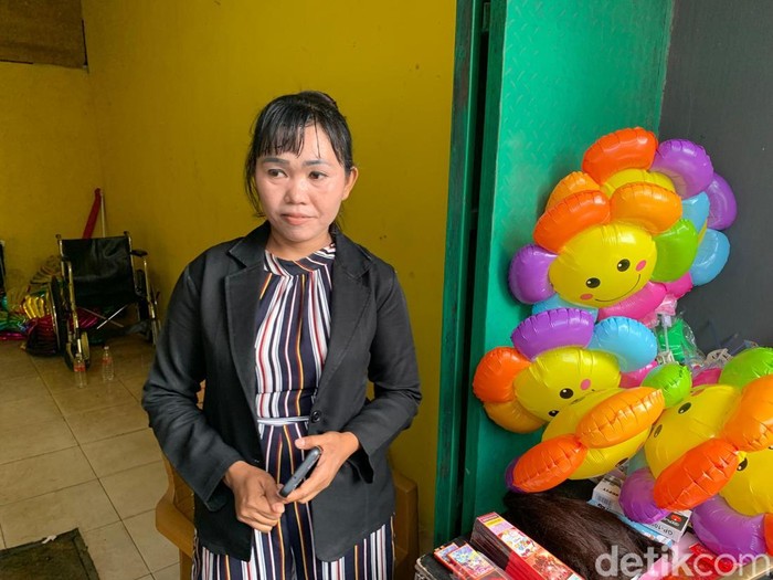 Dewi Dewi, istri ke-10 Pak Tarno saat berada di kios baru mereka.