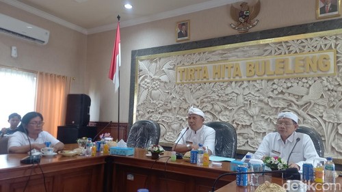 Direktur Utama PDAM Buleleng Made Lestariana saat menyampaikan capaian kinerja sepanjang tahun 2024, Senin (30/12/2024). (Foto: Made Wijaya Kusuma/detikBali)