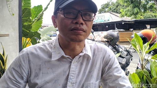 Direktur Walhi NTB Amri Nuryadin ditemui di Kota Mataram, Senin (30/12/2024). (Ahmad Viqi/detikBali).