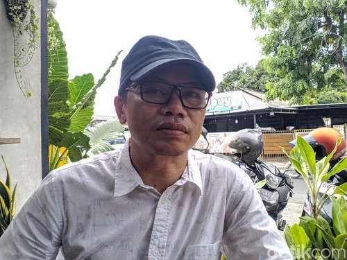 Direktur Walhi NTB Amri Nuryadin ditemui di Kota Mataram, Senin (30/12/2024). (Ahmad Viqi/detikBali).