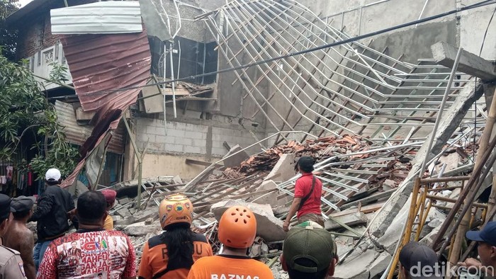 Evakuasi di bangunan kosong besi yang ambruk di Mojo, Pasar Kliwon, Solo, Senin (30/12/2024)