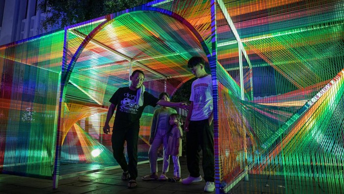 Sejumlah warga menyaksikan pertunjukan video mapping pada Jakarta Light Festival di kawasan Kota Tua, Jakarta, Senin (30/12/2024). Festival yang menampilkan pertunjukan musik, instalasi pencahayaan dan video mapping tersebut merupakan rangkaian perayaan Tahun bBaru 2025 dan berlangsung pada 30-31 Desember 2024. ANTARA FOTO/Fauzan/rwa.