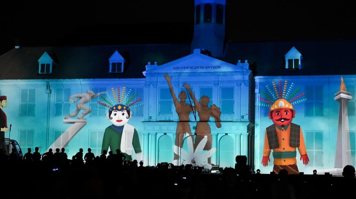 Sejumlah warga menyaksikan pertunjukan video mapping pada Jakarta Light Festival di kawasan Kota Tua, Jakarta, Senin (30/12/2024). Festival yang menampilkan pertunjukan musik, instalasi pencahayaan dan video mapping tersebut merupakan rangkaian perayaan Tahun bBaru 2025 dan berlangsung pada 30-31 Desember 2024. ANTARA FOTO/Fauzan/rwa.