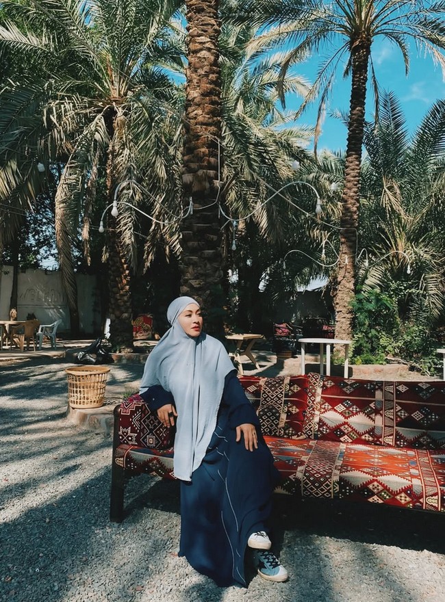 Akhir tahun berada di Tanah Suci, ia berdoa agar tahun 2025 selalu membawa berkah. Ya Allah, jadikan aku lebih sabar, lebih bersyukur, dan lebih dekat dengan-Mu. Semoga tahun depan membawa keberkahan untuk kita semua. 🌸 Hati santai, jiwa terkendali, hidup lebih berarti. Ini Senin Santai Terakhir di 2024! Sampai ketemu di Senin Santai Hati Terkendali taun depan 👋🏼👋🏼 Terima Kasih sudah setia selalu nonton dan support yah. Barakallah semua 💕💕, ucapnya. Foto: Dok. Instagram @angelinasondakh09.