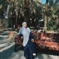 Akhir tahun berada di Tanah Suci, ia berdoa agar tahun 2025 selalu membawa berkah. Ya Allah, jadikan aku lebih sabar, lebih bersyukur, dan lebih dekat dengan-Mu. Semoga tahun depan membawa keberkahan untuk kita semua. 🌸 Hati santai, jiwa terkendali, hidup lebih berarti. Ini Senin Santai Terakhir di 2024! Sampai ketemu di Senin Santai Hati Terkendali taun depan 👋🏼👋🏼 Terima Kasih sudah setia selalu nonton dan support yah. Barakallah semua 💕💕, ucapnya. Foto: Dok. Instagram @angelinasondakh09.