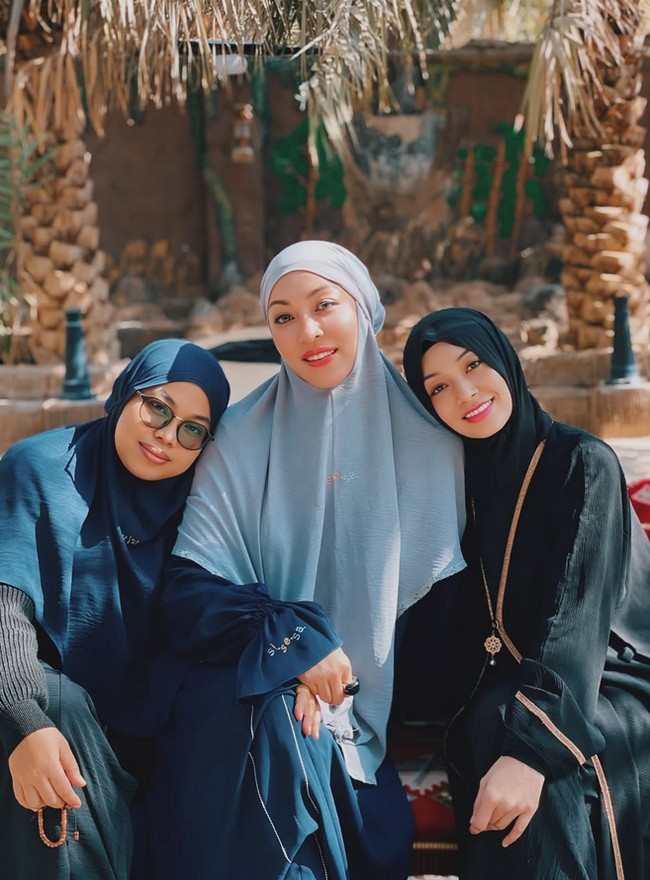 Angie mengabadikan momen ketika berada di Kebun Kurma bersama dua kerabatnya. Angie terlihat memakai khimar dan dress warna biru. Foto: Dok. Instagram @angelinasondakh09.