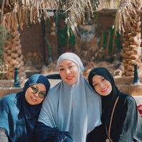 Angie mengabadikan momen ketika berada di Kebun Kurma bersama dua kerabatnya. Angie terlihat memakai khimar dan dress warna biru. Foto: Dok. Instagram @angelinasondakh09.