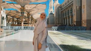8 Foto Gaya Angelina Sondakh Umrah Pertama Tepat di Hari Ulang Tahun ke-47