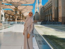 8 Foto Gaya Angelina Sondakh Umrah Pertama Tepat di Hari Ulang Tahun ke-47