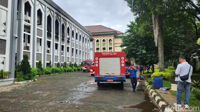 Gedung Kampus UIN Syarif Hidayatullah Jakarta, di Ciputat, Tangerang Selatan, terbakar. Kebakaran terjadi di gedung rektorat kampus. Foto: Adrial/detikcom.