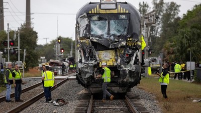 Geger Kereta Tabrak Truk Pemadam Kebakaran di Florida