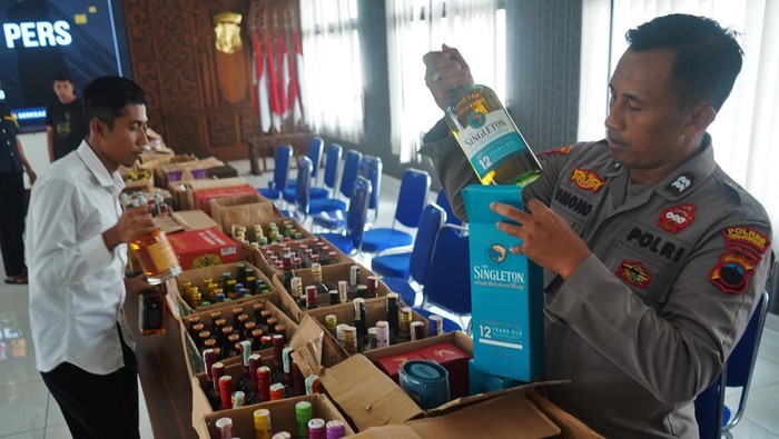 Polisi menata barang bukti minuman keras saat konferensi pers tindak pidana ringan penjualan minuman keras di Mapolres Temanggung, Jawa Tengah, Senin (30/12/2024). Polres Temanggung berhasil mengamankan sedikitnya 1.500 botol minuman keras dari beberapa lokasi guna menciptakan suasana kondusif saat perayaan tahun baru 2025. ANTARA FOTO/Anis Efizudin/wpa.