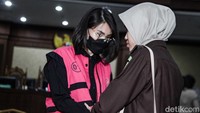 Helena juga dihukum dengan denda Rp 750 juta subsider 6 bulan penjara. Dia juga dihukum membayar uang pengganti Rp 900 juta.
