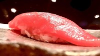 Tuna maguro di Jepang bisa laku dalam pelelangan dengan harga selangit. Tak heran jika kelembutan dagingnya diakui oleh Taste Atlas. Foto: Taste Atlas