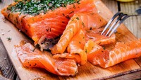 Masyarakat Skandinavia mengenal hidangan bernama gravlax. Olahan ikan ini menyajikan salmon mentah yang diberi bumbu daun dill, garam, dan gula untuk memperkaya rasanya. Foto: Taste Atlas