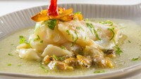 Pemanfaatan kandungan gelatin pada kepala ikan disajikan dengan ciamik pada hidangan bernama Kokotxas asal Spanyol. Hidangan ini dipadukan dengan kuah creamy berasal dari kaldu ikan itu sendiri. Foto: Taste Atlas