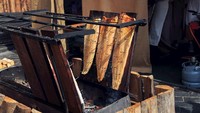 Finlandia memiliki hidangan bernama loimulohi yang berbahan salmon atau trout. Daging ikan tanpa tulang akan dipanggang di atas kayu bakar hingga menghasilkan aroma smokey. Foto: Taste Atlas