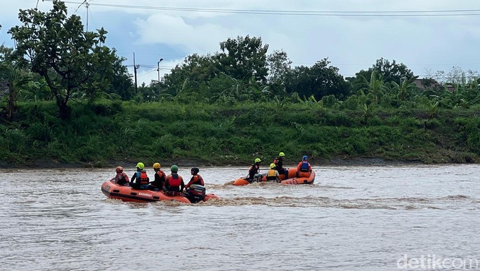 Hingga Pencarian Disetop, Pemuda Mojokerto yang Terjun ke Sungai Brantas Belum Ditemukan