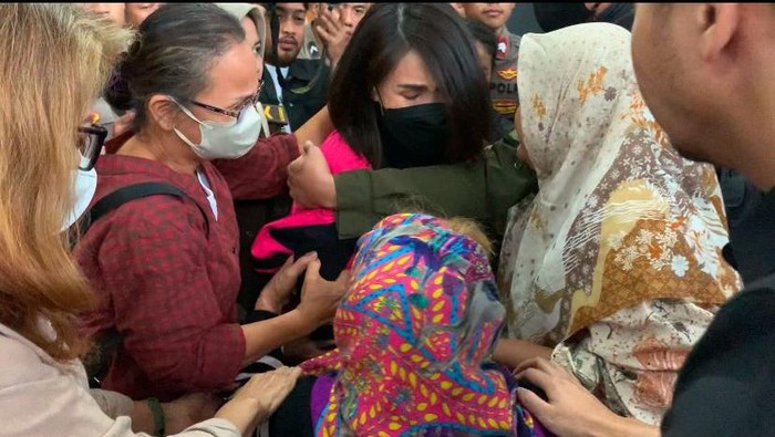 Ibunda Helena Lim histeris usai sidang anaknya (Mulia/detikcom)