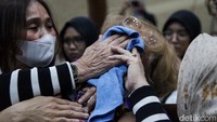 Hakim meminta ibu Helena dibawa keluar dari ruang sidang. Hakim menyebut hal itu dilakukan agar konsentrasi hakim saat membacakan putusan di ruang sidang tidak terganggu.  