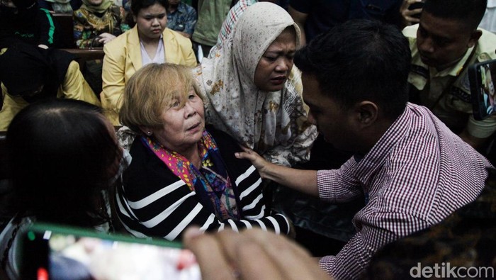 Ibunda Menangis di Sidang Vonis Helena Lim Ibunda terdakwa kasus korupsi pengelolaan tata komoditas timah Helena Lim, Hoa Lian, menangis saat sidang vonis anaknya dibacakan hakim Pengadilan Tipikor Jakarta, Senin (30/12/2024).