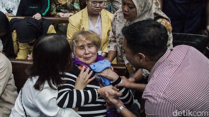 Ibunda terdakwa kasus korupsi pengelolaan tata komoditas timah Helena Lim, Hoa Lian, menangis saat sidang vonis anaknya dibacakan hakim Pengadilan Tipikor Jakarta, Senin (30/12/2024).