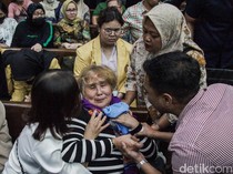 Ibunda Menangis di Sidang Vonis Helena Lim