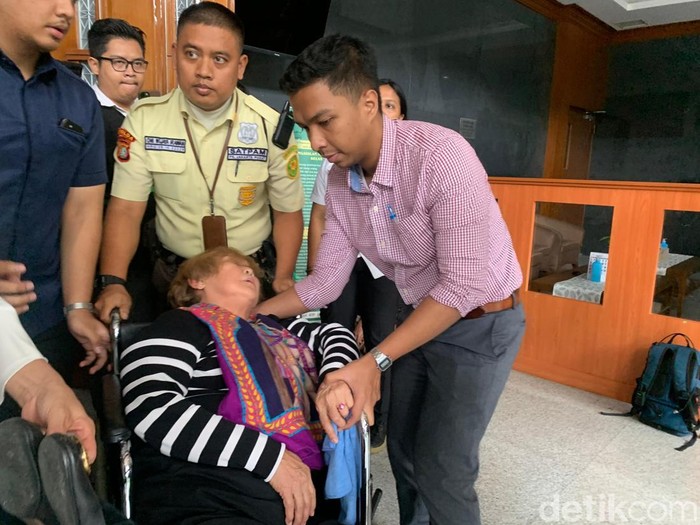 Ibunda terdakwa kasus korupsi timah Helena Lim, Hoa Lian, menangis saat sidang vonis anaknya dibacakan hakim di Pengadilan Tipikor Jakarta. (Mulia/detikcom).