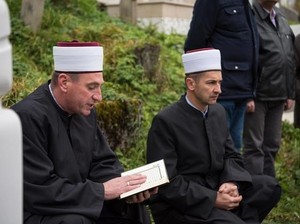 10 Adab Ziarah Kubur Sesuai Sunnah Rasulullah dan Doanya