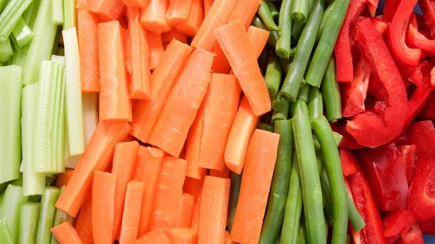 Illustration of carrot slices, beans, celery stems, and red paprika