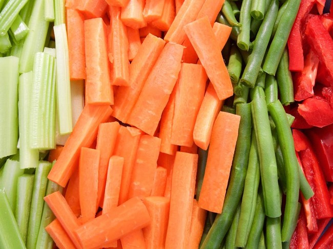 Ilustrasi irisan wortel, buncis, batang seledri, dan paprika merah